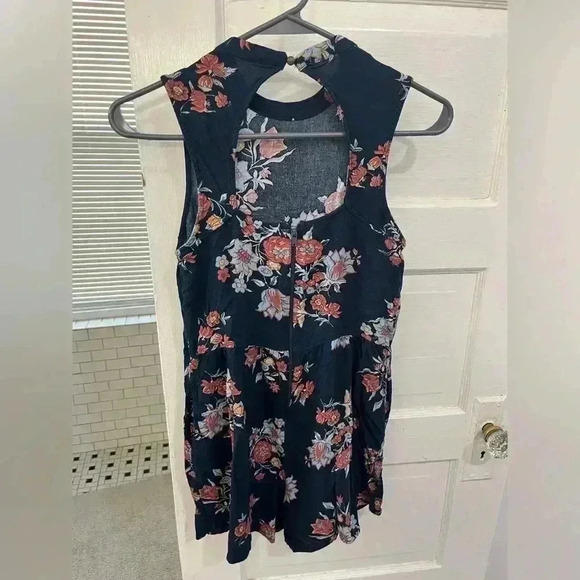 Navy blue floral lightweight‎ short tanktop romper with pockets size medium - Picture 4 of 6